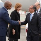 El mandatario Gustavo Petro (d), saluda al embajador de Colombia en Estados Unidos, Luis Gilberto Murillo (i), a su llegada a San Francisco (California, EE.UU.).