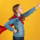 Niña dispuesta a conseguir todo lo que se poponga