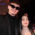 En los Premios Grammy Latinos, Nicki Nicole y Peso Pluma posaron por primera vez juntos en una alfombra roja.