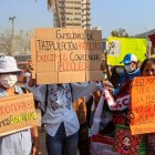 MEX2132. ACAPULCO (MÉXICO),18/11/2023.- Familiares de personas desaparecidas por el paso del huracán Otis, protestan hoy en el balneario de Acapulco, en el estado de Guerrero (México). Familiares de al menos unos 20 marineros y tripulantes desaparecidos en embarcaciones durante el paso del huracán Otis, que hasta ahora ha dejado 49 muertos, se manifestaron este sábado en el balneario de Acapulco, principal zona de impacto, para exigir a autoridades su búsqueda y localización. EFE/David Guzmán