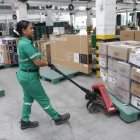 Trabajo.- Una mujer mueve la carga en Servientrega.