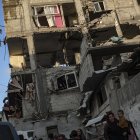 Khan Yunis (---), 18/11/2023.- Locals react after an Israeli air strike on the Khan Yunis refugee camp in the southern Gaza Strip, November 18, 2023. More than 11,400 Palestinians and at least 1,200 Israelis have been killed, according to the Israel Defense Forces (IDF) and the Palestinian health authority, since Hamas militants launched an attack against Israel from the Gaza Strip on 07 October, and the Israeli operations in Gaza and the West Bank which followed it. EFE/EPA/HAITHAM IMAD