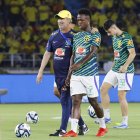 AMDEP3059. BARRANQUILLA (COLOMBIA), 16/11/2023.- Vinícius Júnior (c) de Brasil calienta hoy, en un partido de las Eliminatorias Sudamericanas para la Copa Mundial de Fútbol 2026 entre Colombia y Brasil en el estadio Metropolitano en Barranquilla (Colombia). EFE/ Mauricio Dueñas Castañeda