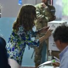 Una mujer vota hoy, en un centro de votaciones en Buenos Aires (Argentina). Sergio Massa y Javier Milei son los dos candidatos del balotaje argentino y al final de la jornada uno de ellos será elegido como el futuro presidente del país.