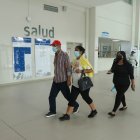 Salud. Afiliados y familiares acuden a una cita médica en una unidad hospitalaria del IESS.