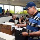 Un argentino vota en la segunda vuelta de las elecciones presidenciales hoy.