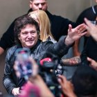 El candidato a la Presidencia de Argentina de La Libertad Avanza (ultrederecha), Javier Milei saluda a sus seguidores tras votar hoy