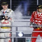 Max Verstappen (i) y Sergio "Checo" Pérez en el podio del Gran Premio de Las Vegas.