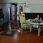 Jurados organizan un puesto de votaciones hoy, en Buenos Aires (Argentina).