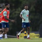 Rodrygo (d) deberá asumir el liderazgo en el ataque tras las bajas de Vinicius y Neymar.