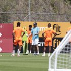 El entrenador Félix Sánchez Bas (c) ha sido blanco de críticas por el juego presentando por la Tricolor en las eliminatorias.