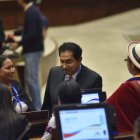 Lucio Gutiérrez mantenía diálogos con las legisladoras de Pachakutik.