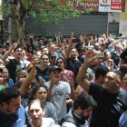 AME8174. BUENOS AIRES (ARGENTINA), 19/11/2023.- Personas se congregan durante la jornada electoral hoy en Buenos Aires (Argentina). A la espera del escrutinio definitivo, que se hará durante la semana entrante, la participación de las elecciones 2023 es la menor de los 40 años del retorno a la democracia después de la última dictadura militar (1976-1983) en Argentina. EFE/Enrique Garcia Medina