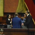 Marcela Holguín (i) y el presidente de la Asamblea, Henry Kronfle, previo al inicio de la sesión.