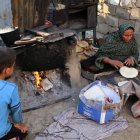Pobreza. Una mujer  hace pan artesanal en una localidad de la Franja de Gaza, en una imagen de archivo