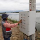 Energía. Un trabajador en una empresa del sector camaronero que usa electricidad en la producción.
