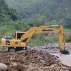 Trabajos. Con maquinaria pesada se trabaja para evitar inundaciones.