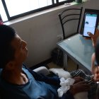 Quito. Paulina Oña cuida de su esposo Silvio Alvarado desde hace cuatro años, que la esclerosis lateral amiotrófica le impide moverse o hablar.