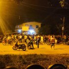 Vecinos y curiosos llegaron hasta la cancha de un caserío rural de Puebloviejo donde ocurrió la balacera.