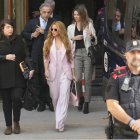 La cantante Shakira a su salida de la Audiencia de Barcelona tras aceptar este lunes el pago de una multa millonaria a cambio de una rebaja de condena que evitará su entrada en prisión, tras admitir que defraudó 14,5 millones a Hacienda entre los años 2012 y 2014.