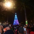 Espectáculo. El encendido del árbol navideño congregó a decenas de residentes.