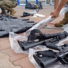 Armamento tipo fusiles AK, M4, R15, pistolas y alimentadoras se encontró en los bultos arrojados al mar.