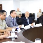 El ministro Juan Zapata estuvo acompañado de la Policía Nacional durante la reunión.