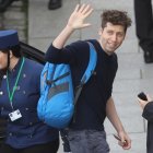 Sam Altman, CEO de OpenAI, lleva su mochila azul a todas partes sin revelar su contenido