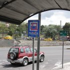 Las señales son rayadas o cubiertas con stickers.