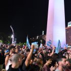 Concentración. Simpatizantes de Javier Milei celebran su triunfo, en el Obelisco de Buenos Aires.