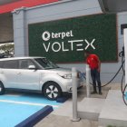 Electrolinera.- Una persona carga su carro eléctrico en Guayaquil.