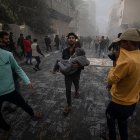 Un niño herido recibe asistencia tras los ataques aéreos israelíes en la ciudad de Rafah, en el sur de la Franja de Gaza, el 20 de noviembre de 2023.