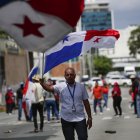 Un hombre agita una bandera nacional como protesta en rechazo al contrato entre el Estado y Minera Panamá, subsidiaria de la canadiense First Quantum Minerals, hoy, en Ciudad de Panamá (Panamá).