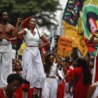 Personas participan en las festividades del Día de la Conciencia Negra hoy, en la avenida Paulista, en São Paulo (Brasil).