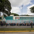 Personas participan en el simulacro de referéndum consultivo por el Esequibo hoy, en Caracas (Venezuela).