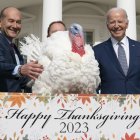 Las aves afortunadas este año fueron "Liberty" y "Bell", dos pavos de Willmar (Minnesota) que gracias al perdón presidencial gozarán de un retiro dorado en lugar de convertirse en la cena de alguien.