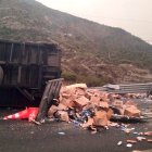 Producto del choque un camión quedó volcado sobre la vía