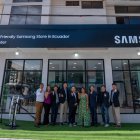 Jorge Noboa y esposa, gerentes de tienda Samsung en Galápagos; Mr. Antonio Cho, presidente de Samsung Ecuador; Hong Sang Jo, presidente de Samsung Latinoamérica; Fanny Uribe, alcaldesa de Santa Cruz-Galápagos; Zezinho, presidente de Samsung Centroamérica y el Caribe, entre otros.