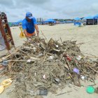Esta basura y palizada es común verla en los balnearios del cantón, de forma permanente.