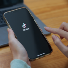 La interactividad y el formato de videos breves en TikTok se adaptan a la manera en que la Generación Z navega y consume contenido en línea