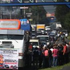 ransportistas bloquean una vía durante una manifestación hoy, en Ciudad de Guatemala (Guatemala).
