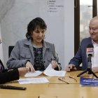 La directora del Centro Nacional de Memoria Histórica, María Gaitán (c); el senador Julián Gallo (i), quien fue exjefe guerrillero bajo el nombre "Carlos Antonio Lozada", y la directora del Centro de Pensamiento y Diálogo Político, Olga Lucía Quintero.