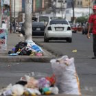 Basura. Varios sectores del cantón amanecieron con pilas de fundas de basura en las esquinas y afuera de las casas.