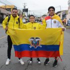 Juan Fernando (i) y  Dylan Ávila (c)  y Ariel Concce (d) llegaron desde Cuenca para ver por primera vez un partido de la Tricolor.