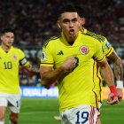 Rafael Santos Borré de Colombia celebra único tanto del partido ante Paraguay.