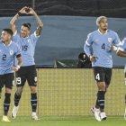 Darwin Núñez (2-i) de Uruguay celebra su tanto en la goleada 3-0 ante Bolivia.