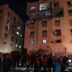 Vista de un edificio dañado debido a los ataques aéreos israelíes en Jan Yunis, en el sur de la Franja de Gaza.