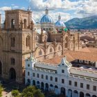 Las tradiciones cuencanas, impregnadas de historia y emotividad, perduran a lo largo de los años, enriqueciendo la identidad cultural de la ciudad.