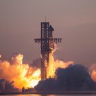 El propulsor Super Heavy, con sus 33 motores Raptor 2, genera un empuje de 8000 toneladas métricas, convirtiéndolo en el cohete más potente del mundo.