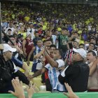 Integrantes de la policía brasileña intenta controlar disturbios entre hinchas de Brasil y de Argentina
